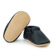 Load image into Gallery viewer, Black &amp; Tan Fringeless Moccasins